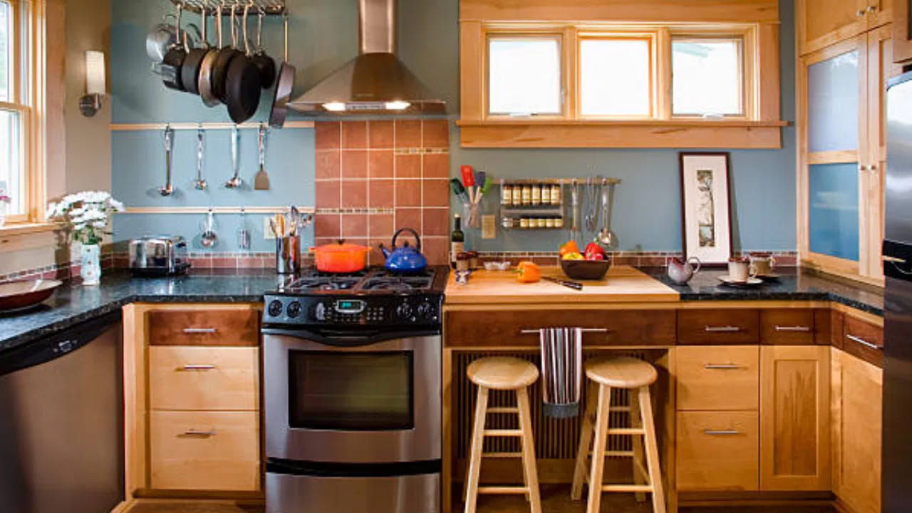 శాస్త్రీయ కోణం: ఇది కేవలం నమ్మకం మాత్రమే కాదు దీని వెనుక బలమైన శాస్త్రీయ కారణం కూడా ఉంది. మన చెప్పుల అడుగు భాగంలో బిలియన్ల కొద్దీ ప్రమాదకరమైన బ్యాక్టీరియా ఉంటుంది. వంటగదిలో ఉండే తేమ, వెచ్చని వాతావరణంలో ఈ సూక్ష్మక్రిములు వేగంగా వృద్ధి చెందుతాయి. ఇవి ఆహారం ద్వారా శరీరంలోకి చేరి టైఫాయిడ్, విరేచనాలు, కడుపు ఇన్ఫెక్షన్లకు కారణమవుతాయి. ముఖ్యంగా పిల్లలు, వృద్ధుల ఆరోగ్యంపై ఇది తీవ్ర ప్రభావం చూపుతుంది.