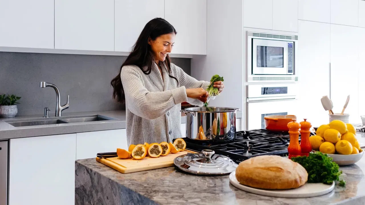 అగ్ని vs భూమి: వంటగది అగ్ని మూలకానికి కేంద్రం. అదే సమయంలో చెప్పులు, బూట్లు భూమి మూలకం ప్రతికూల శక్తిని సూచిస్తాయి. అగ్నితో ఈ భారీ శక్తి సంబంధం ఏర్పడినప్పుడు వాస్తు సమతుల్యత దెబ్బతింటుంది. దీని ప్రభావం ఇంట్లో వాళ్ల వృత్తి జీవితంపై పడుతుంది. మంచి కెరీర్ అవకాశాలు కోల్పోవడం, ఉద్యోగంలో అడ్డంకులు ఎదురవడం వంటివి దీని వల్ల జరుగుతాయని వాస్తు నిపుణులు హెచ్చరిస్తున్నారు.