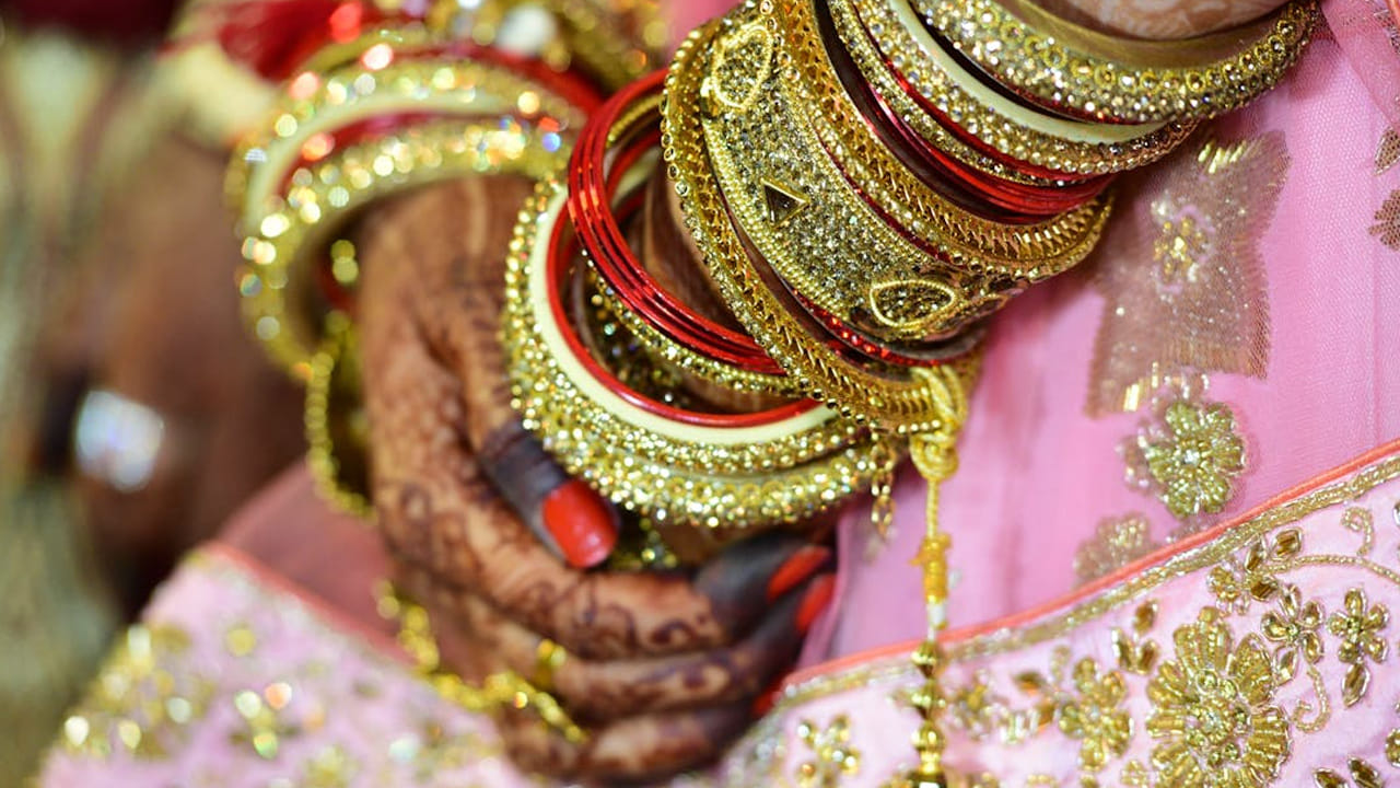 అన్నయ్య ఇంటికి ప్రథమ స్థానం కాబట్టి, తాను వివాం చేసుకున్న తర్వాత తమ్మడు చేసుకోవాలంట. లేకపోతే తమ్మడు పరివేష్టిత దోషం బారిన పడి సమస్యలు ఎదుర్కోవాల్సి వస్తుందంట. అంతే కాకుండా తమ్ముడి తర్వాత అన్న వివాహం చేసుకున్నా ఈ దోషం ఇద్దరికీ సమస్యలను తీసుకొస్తుందని చెబుతున్నారు పండితులు.