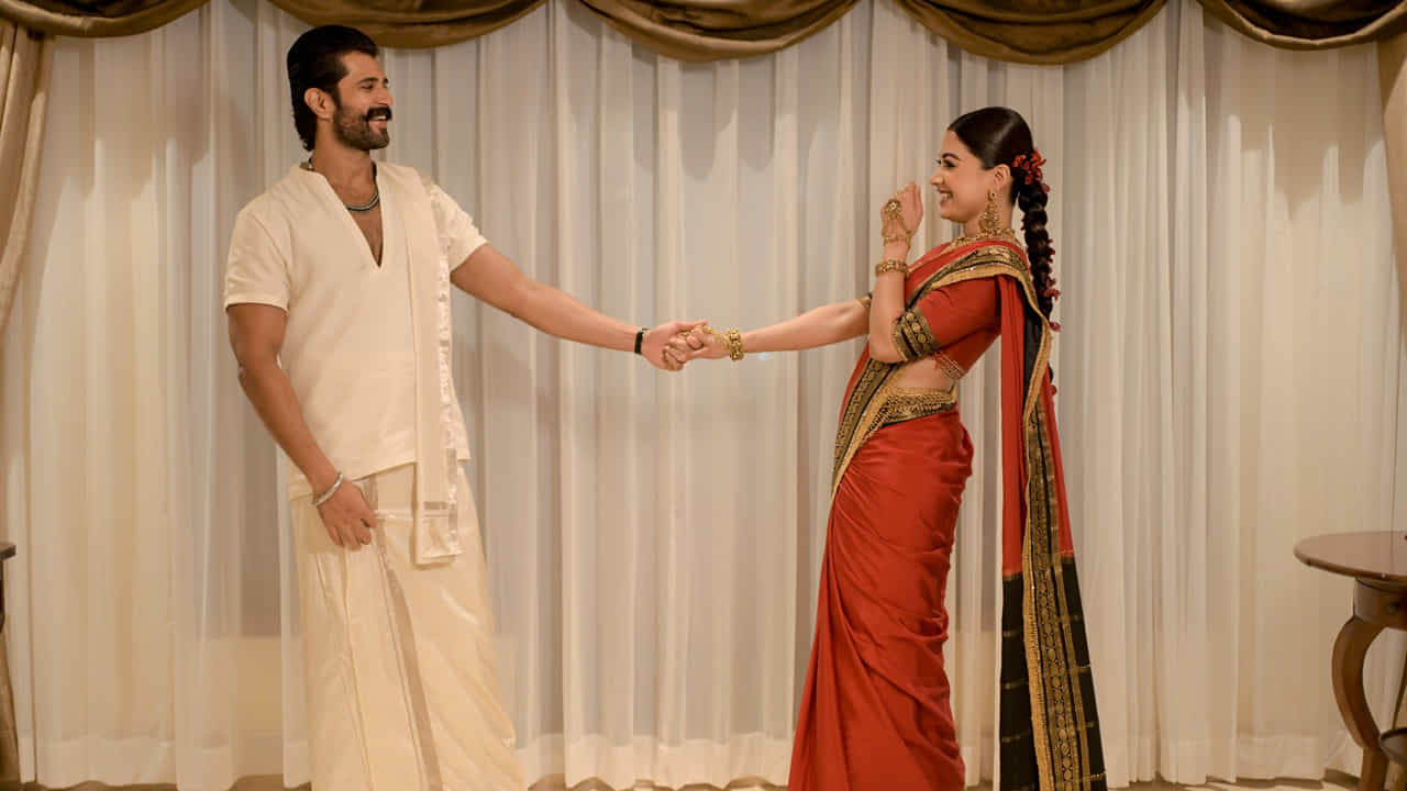 వెడ్డింగ్ రిసెప్షన్ సందర్భంగా విజయ్ పెద రాయుడు గెటప్ లో అదరగొట్టాడు. తెల్ల పంచె, భుజంపై కండువాతో సరికొత్త లుక్ లో కనిపించాడీ రౌడీ హీరో