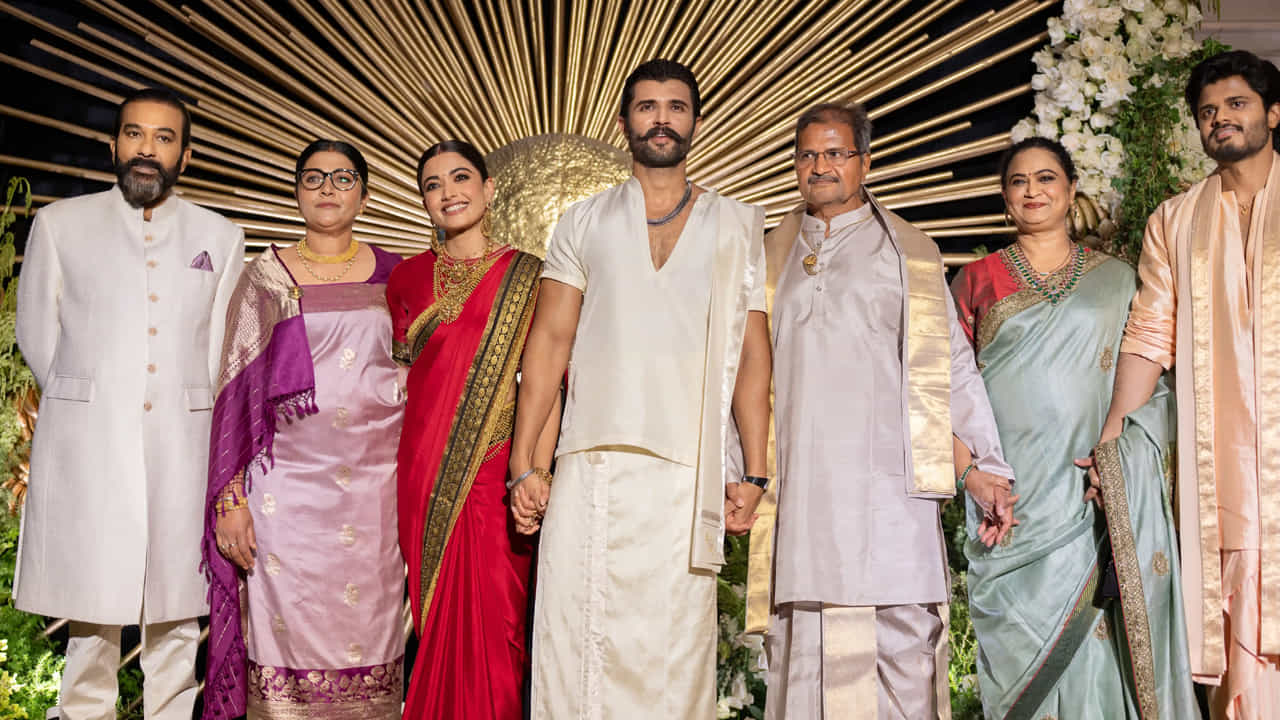 ఇక రష్మిక మందన్నా కూడా రెడ్ కలర్ శారీలో కలర్ ఫుల్ గా కనిపించింది. ప్రస్తుతం విరోష్ వెడ్డింగ్ రిసెప్షన్ కు సంబంధించిన ఫొటోలు నెట్టింట బాగా వైరలవుతున్నాయి.
