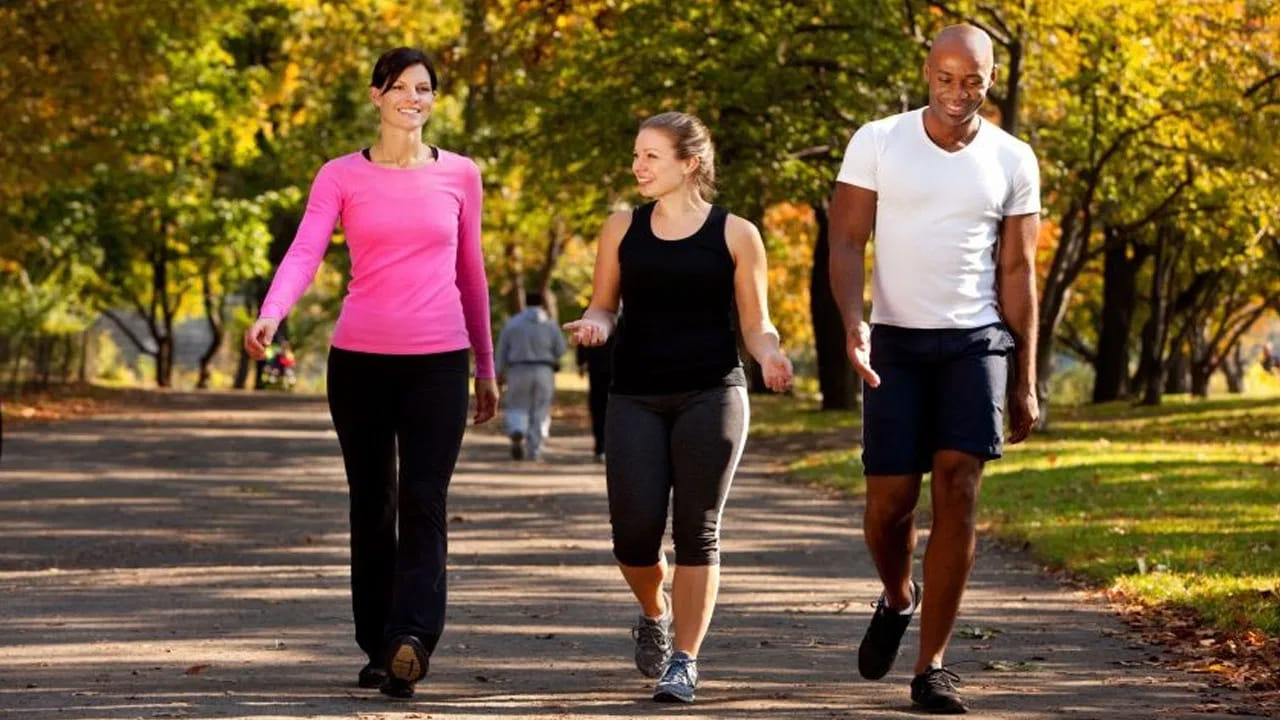 ఉదాహరణకు, మీరు ప్రతిరోజూ 45 నుండి 60 నిమిషాల పాటు వేగంగా నడిస్తే, తక్కువ సమయంలో పరుగెత్తడం ద్వారా ఖర్చు చేసే కేలరీల సంఖ్యకు సమానమైన కేలరీలను ఖర్చు చేయవచ్చంటున్నారు ఆరోగ్య నిపుణులు.. అయితే.. ఎంచుకోవడం మాత్రం.. శరీర పరిస్థితులకు అనుగుణంగా ఎంచుకోవాలి.. ఏమన్నా సమస్యలుంటే వైద్య నిపుణులను సంప్రదించడం బెటర్..