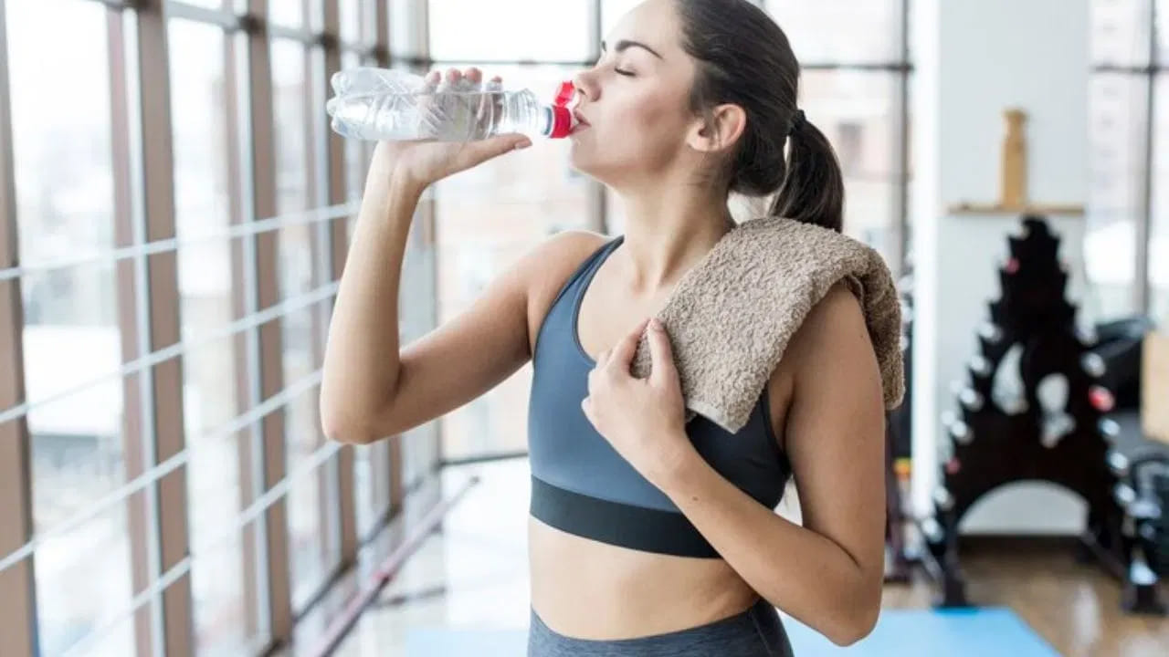 ఆహార నియంత్రణతో పాటు రోజుకు కనీసం ఒక గంట నడవడం తప్పనిసరి. రోజుకు 3 నుండి 4 లీటర్ల నీరు తాగడం వల్ల శరీరంలోని మలినాలు బయటకు పోతాయి. ఒత్తిడి తగ్గడానికి, అవయవాల పనితీరు మెరుగుపడటానికి 6 నుండి 8 గంటల గాఢ నిద్ర అవసరం.
