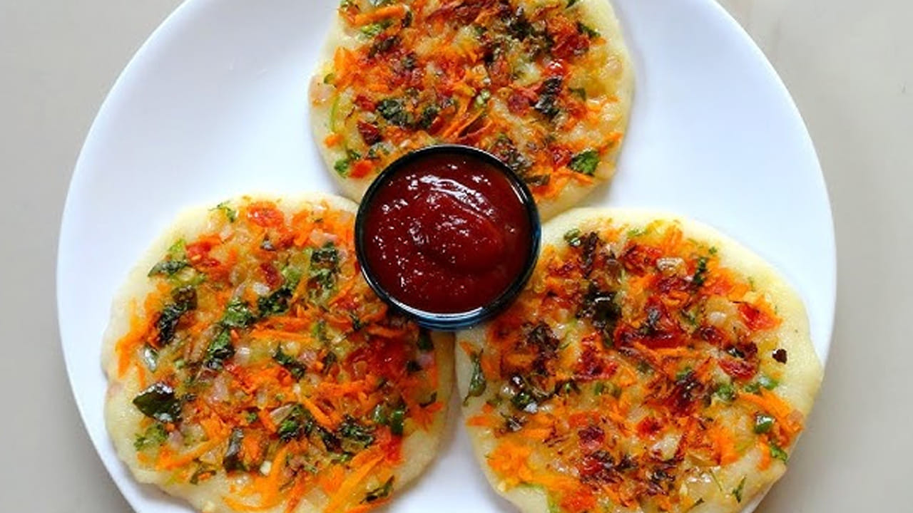 కావాల్సిన పదార్దాలు: ఒక కప్పు గోధుమ రవ్వ, ఒక కప్పు పెరుగు, రెండు గ్లాస్ ల నీళ్లు , ఒక పెద్ద ఉల్లిపాయ, రెండు టొమాటోలు, 
4 పచ్చిమిర్చి , 6 కరివేపాకు ఆకులు , అర కట్ట కొత్తిమీర, క్యారెట్ , రుచికి తగినంత ఉప్పు, నూనెను తీసుకోవాలి. 
