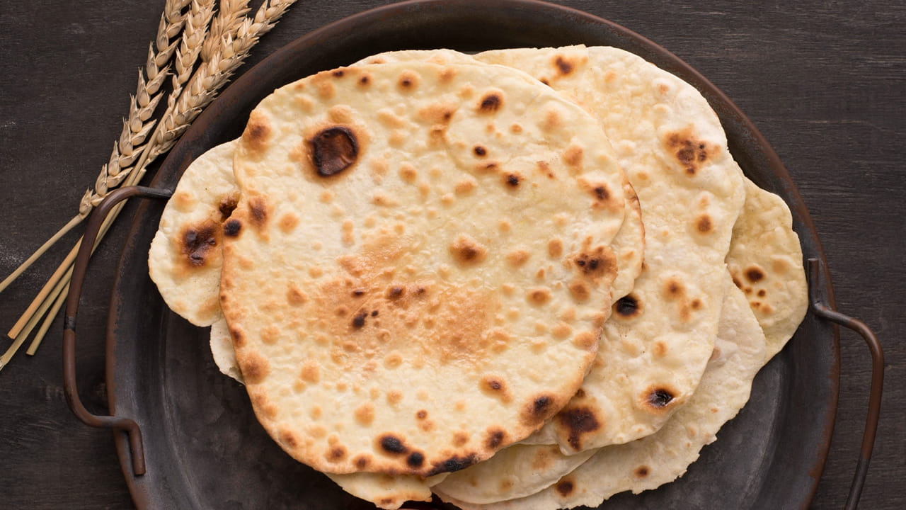 ఏ సీజన్‌లో ఏ రొట్టె తినాలి: సాధారణంగా అందరూ ఏడాది పొడవునా గోధుమ రొట్టెనే తింటారు. కానీ వాతావరణాన్ని బట్టి ధాన్యాలను మార్చడం వల్ల ఆరోగ్యం మెరుగుపడుతుందని పంకజ్ భదౌరియా సూచించారు. వేసవిలో బార్లీ రొట్టె అమృతంతో సమానం. ఇది శరీరాన్ని చల్లబరచడమే కాకుండా జీర్ణక్రియను మెరుగుపరుస్తుంది. ఎండలో ఎక్కువగా తిరిగే వారికి, త్వరగా అలసిపోయేవారికి ఇది ఉత్తమ ఎంపిక.
