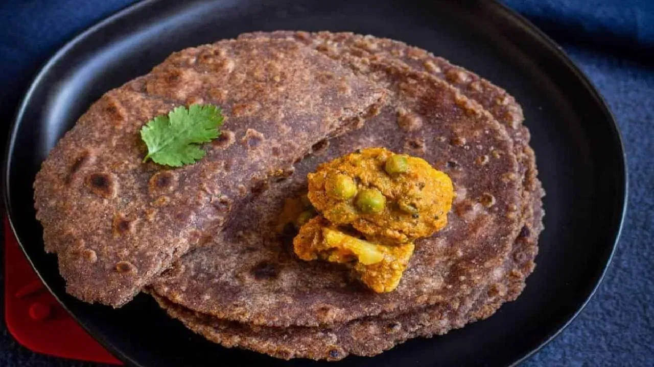 రాగిరొట్టెలో కాల్షియం పుష్కలంగా ఉంటుంది. ఇది ఎముకలను బలోపేతం చేయడమే కాకుండా ఎసిడిటీ, కడుపు ఉబ్బరం వంటి సమస్యలను తగ్గిస్తుంది. ఇక జొన్న రొట్టె ఏడాది పొడవునా తినవచ్చు. ఇందులో ఉండే పీచు పదార్థం కడుపును తేలికగా ఉంచుతుంది. అయితే చలికాలంలో మేలు చేసే మొక్కజొన్న, సజ్జ రొట్టెలకు వేసవిలో దూరంగా ఉండటం మంచిది. ఎందుకంటే ఇవి శరీరంలో వేడిని పెంచుతాయి.
