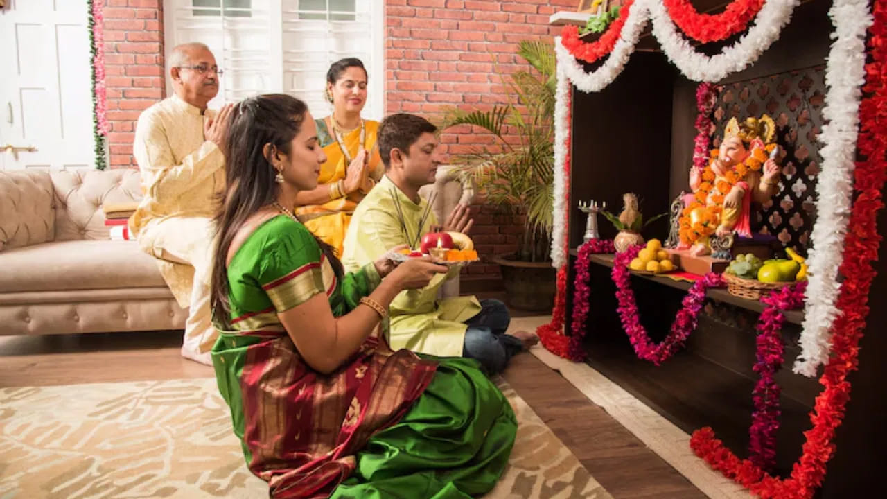 మతపరమైన ఆచారాల ప్రకారం దీపం వెలిగించడానికి అగ్గిపెట్టె అవసరమే, కానీ దానిని ఉంచే స్థలం విషయంలో వాస్తు శాస్త్రం కొన్ని కీలక సూచనలు చేస్తోంది. పూజా గది శాంతి, ప్రశాంతతకు ప్రతీక. కానీ అగ్గిపెట్టె అనేది మండే స్వభావం ఉన్న వస్తువు, ఇది అగ్ని తత్వానికి, తీవ్రతకు ప్రతీక. పవిత్రమైన దైవ విగ్రహాల చెంత ఇలాంటి వస్తువులను ఉంచడం వల్ల ఆ ప్రదేశంలోని ఆధ్యాత్మిక ప్రయోజనాలు తగ్గుతాయని వాస్తు శాస్త్రం చెబుతోంది.
