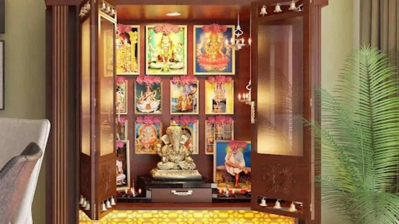 వాస్తు దోషం: పూజా గదిలో బహిరంగంగా అగ్గిపెట్టెలు లేదా లైటర్లు ఉంచడం వల్ల వాస్తు దోషం ఏర్పడే అవకాశం ఉంది. ఇది ఇంటి ఆర్థిక పరిస్థితిపై ప్రభావం చూపడమే కాకుండా కుటుంబ సభ్యుల మధ్య మానసిక అశాంతికి కారణం కావచ్చు.