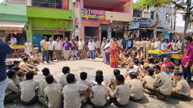 స్కూల్ సమీపంలో మద్యం షాపు.. ఆ బడి పిల్లలు ఏం చేశారో చూడండి!