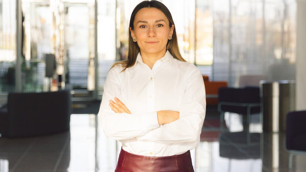 1908 లో మహిళల కోసం పని గంటలు, సరైన జీతం, ప్రత్యేక ఓటు హక్కు కావాలని కోరుతూ కొన్ని వేల మంది మహిళలు న్యూయార్క్ నగరంలో నెలల పాటు సమ్మె చేశారు. 
