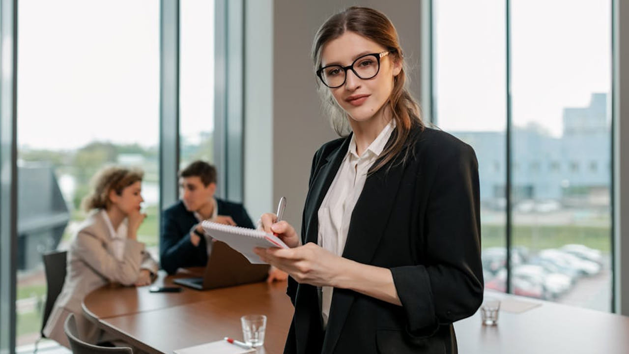 ఇక 1910 కోపెన్‌హాగన్‌లో నిర్వహించిన ఒక మీటింగ్ లో క్లారా జెట్కిన్ అనే మహిళ ఇంటెర్నేషనల్ డే గురించి ప్రస్తావన వచ్చింది.  అయితే, అప్పుడు 17 దేశాల మహిళలు ఏకగ్రీవంగా ఈ ప్రతిపాదికను అంగీకరించారు.