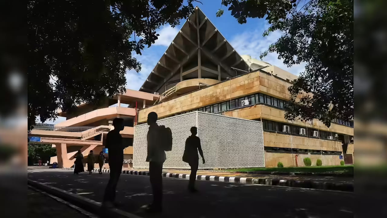 వరల్డ్ క్యూఎస్ ర్యాంకింగ్స్లో ఐఐటీ ఢిల్లీ సత్తా.. ఏకంగా టాప్ 50లో చోటు