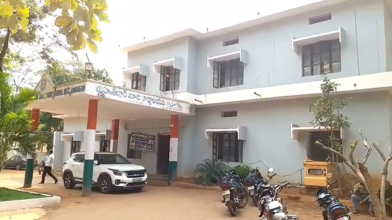 Telangana: పట్టపగలు రెచ్చిపోయిన దొంగలు.. రెప్పపాటులో స్కూటీ డిక్కీలో రూ.8 లక్షలు మాయం..!