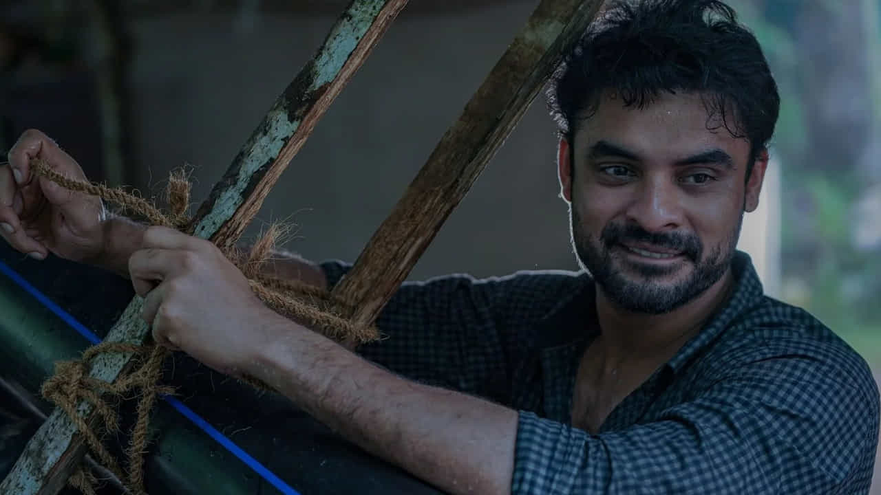 కథ విషయానికొస్తే, అనూప్ (టోవినో థామస్) సైన్యం పట్ల ఉన్న భయంతో ఇంటికి తిరిగి వస్తాడు. దానికి కారణం అతని భయమే. గ్రామంలో అతను ఉపాధ్యాయురాలు మంజుతో ప్రేమలో పడతాడు. మరోవైపు, మథన్ (లాల్) జాలరిగా పనిచేస్తాడు. అతని కొడుకు మోడలింగ్ రంగంలో రాణించాలని కలలు కంటాడు. ప్రజలను రక్షించడానికి ప్రభుత్వ ఉద్యోగం చేస్తున్న షాజీ (కుంచాకో బోబన్)తో సహా, కేరళ వరదల్లో ఎంతమంది హీరోలుగా మారారు అనేది '2018' సినిమా కథ.