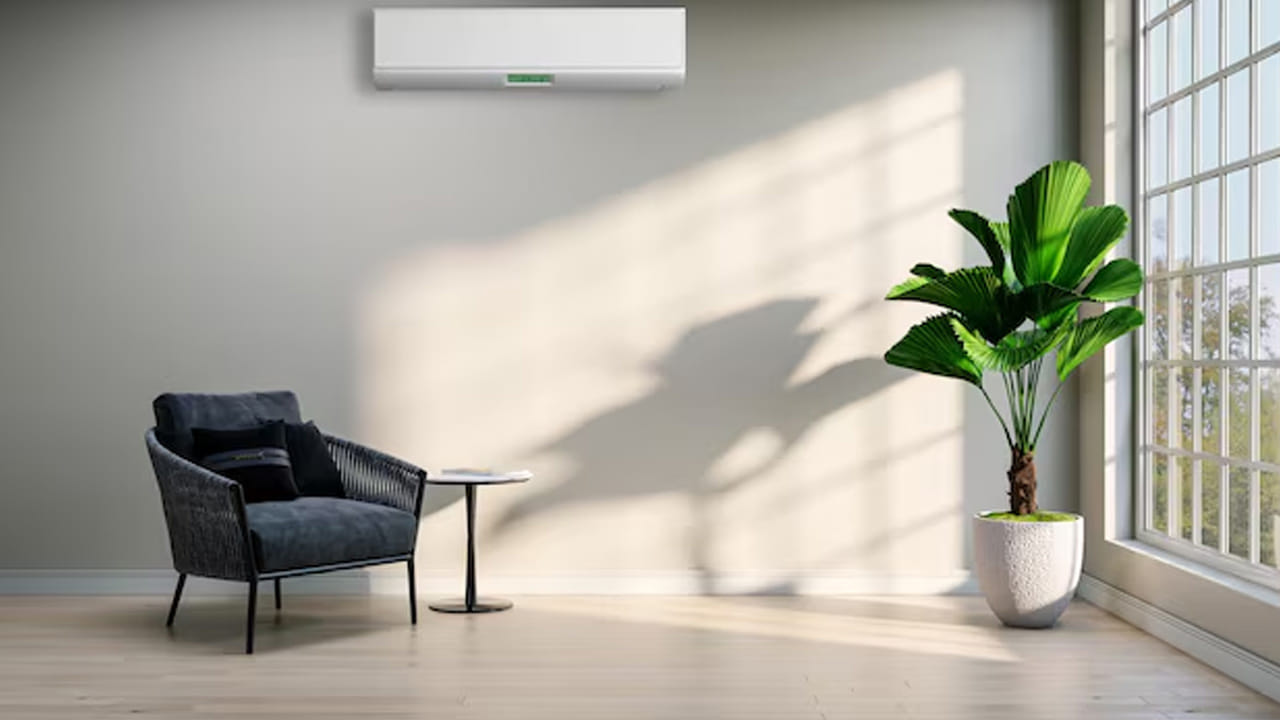 గది పరిమాణం, ఏసీ టన్నుల మధ్య తేడా: చాలా మంది గది పెద్దదా, చిన్నదా అని చూడకుండా ఏసీని కొంటారు. గది చిన్నదైతే 1 టన్ను, మధ్యస్థంగా ఉంటే 1.5 టన్ను ఏసీ సరిపోతుంది. తక్కువ కెపాసిటీ ఏసీని పెద్ద గదిలో పెడితే, గది చల్లబడటానికి కంప్రెసర్ నిరంతరం తిరుగుతూనే ఉంటుంది. దీనివల్ల కరెంట్ బిల్లు విపరీతంగా పెరుగుతుంది.