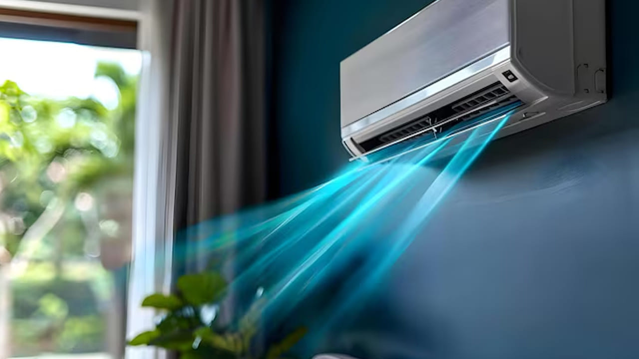 ఇన్వర్టర్ వర్సెస్ నాన్-ఇన్వర్టర్: నాన్-ఇన్వర్టర్ ఏసీలు ప్రారంభంలో తక్కువ ధరకు లభించినప్పటికీ, అవి ఎక్కువ విద్యుత్‌ను వినియోగిస్తాయి. ఇన్వర్టర్ ఏసీలు గది ఉష్ణోగ్రతకు అనుగుణంగా కంప్రెసర్ వేగాన్ని సర్దుబాటు చేస్తాయి. దీనివల్ల 30శాతం నుండి 40శాతం వరకు కరెంట్ ఆదా అవుతుంది.