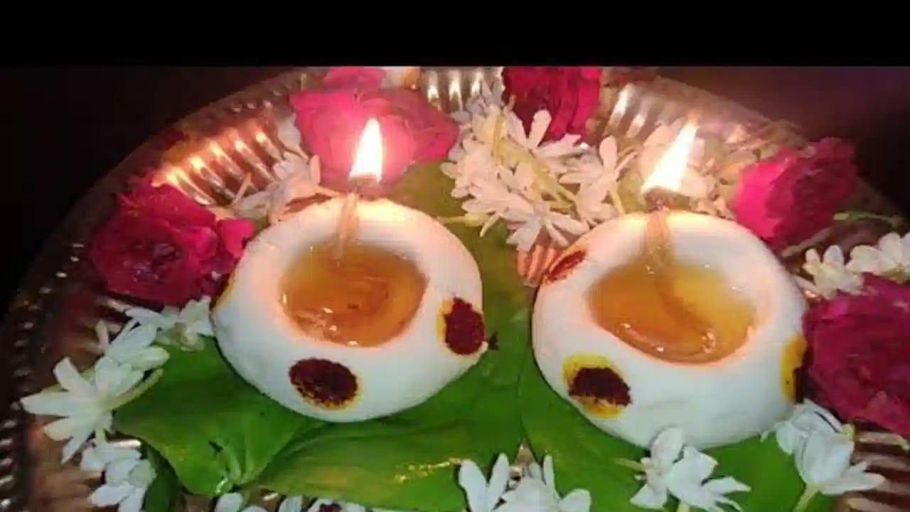 
తులసి దళాలు: వెంకటేశ్వర స్వామికి తులసి దళాలు అత్యంత ప్రీతికరమైనవి. శనివారం దీపారాధన చేసేటప్పుడు తులసి ఆకులతో పూజిస్తే కోరిన కోరికలు నెరవేరి, కష్టాలు తీరుతాయి.
నైవేద్యం: పూజలో చిన్న బెల్లం ముక్కను నైవేద్యంగా సమర్పించినా స్వామివారు ఎంతో సంతోషిస్తారు. 
అప్పుల నివారణ: అప్పుల సమస్యలతో బాధపడేవారు 21 యాలకులను దారానికి గుచ్చి మాలగా చేసి శనివారం వెంకటేశ్వర స్వామికి సమర్పిస్తే అప్పులు తీరి, జీవితంలో ధన కొరత ఉండదు.

కాకికి అన్నం: కాకికి అన్నం పెట్టడం వల్ల ముక్కోటి దేవతల ఆశీర్వాదం లభిస్తుంది, ధనపరంగా కలిసి వస్తుంది. 
రావి చెట్టు పూజ: సొంత ఇంటి కల, భూములు కొనే ఆశ ఉన్నవారు ప్రతి శనివారం రావి చెట్టు కింద నెయ్యి దీపం వెలిగించి, 11 ప్రదక్షిణాలు చేస్తే కోరికలు నెరవేరి, ఆస్తిపాస్తులు రెట్టింపు అవుతాయి. ఒక రావి ఆకును బీరువాలో పెట్టుకుంటే ఆకస్మిక ధన లాభం కలుగుతుంది. 