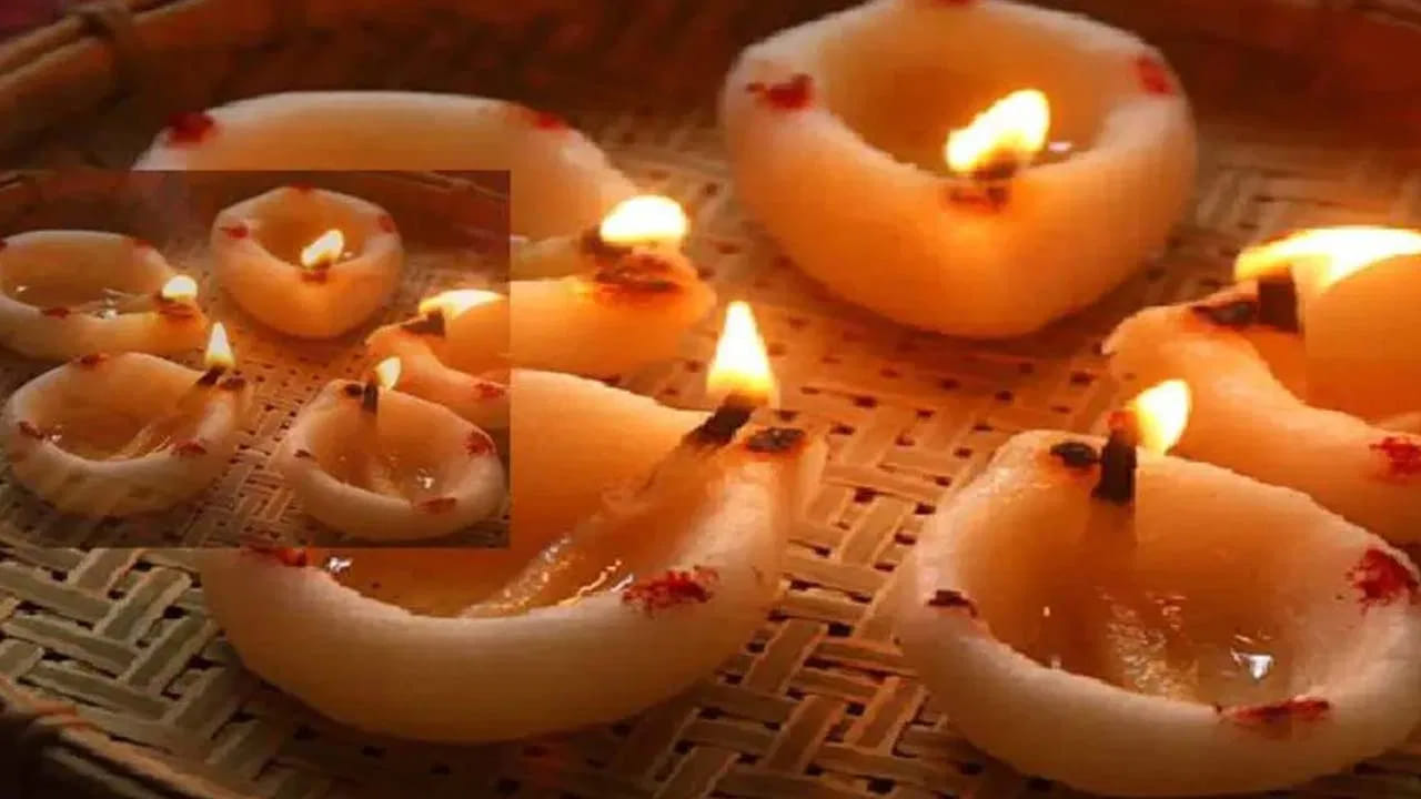 
లక్ష్మీదేవి ఆకర్షణ: చీపురును లక్ష్మీ స్వరూపంగా భావిస్తారు. శనివారం కొత్త చీపురు కొంటే ధనలక్ష్మీదేవి ఇంట్లోకి వస్తుంది. పాత చీపురును శనివారం బయట పడేయకూడదు. తమలపాకులను ఇంటి గుమ్మానికి కడితే లక్ష్మీదేవి ఇంట్లోకి ప్రవేశించి సిరిసంపదలు అందిస్తుంది.
ఆంజనేయ స్వామి పూజ: ప్రతి శనివారం ఆంజనేయ స్వామి పటానికి మల్లెపూలను సమర్పించి కోరికలు కోరుకుంటే వెంటనే నెరవేరుతాయి.
ముద్ద కర్పూరం: ముద్ద కర్పూరంతో వెంకటేశ్వర స్వామికి హారతి ఇస్తే కుటుంబానికి మంచి జరుగుతుంది.
ధనయోగం:పర్సులో ఎల్లప్పుడూ డబ్బు ఉండాలంటే ఒక శనివారం ఐదు యాలకులను పర్సులో పెట్టుకోవాలి.
ఆరోగ్యం: అనారోగ్య సమస్యలతో బాధపడేవారు ప్రతి శనివారం గోవింద నామాలు చదవడం లేదా ఓం గోవిందాయ నమః మంత్రాన్ని 21 సార్లు జపించడం వల్ల మంచి ఆరోగ్యం లభిస్తుంది.
