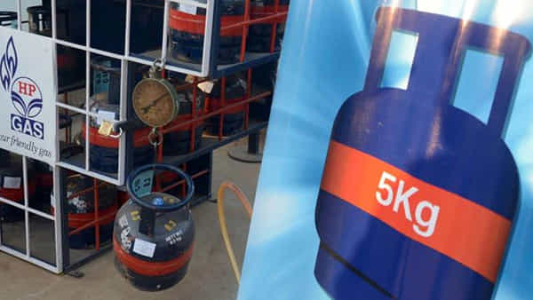 Gas Cylinder: 5 కేజీల సిలిండర్పై కేంద్రం మరో సడెన్ డెసిషన్.. గ్యాస్ వినియోగదారులకు భారీ ఊరట..