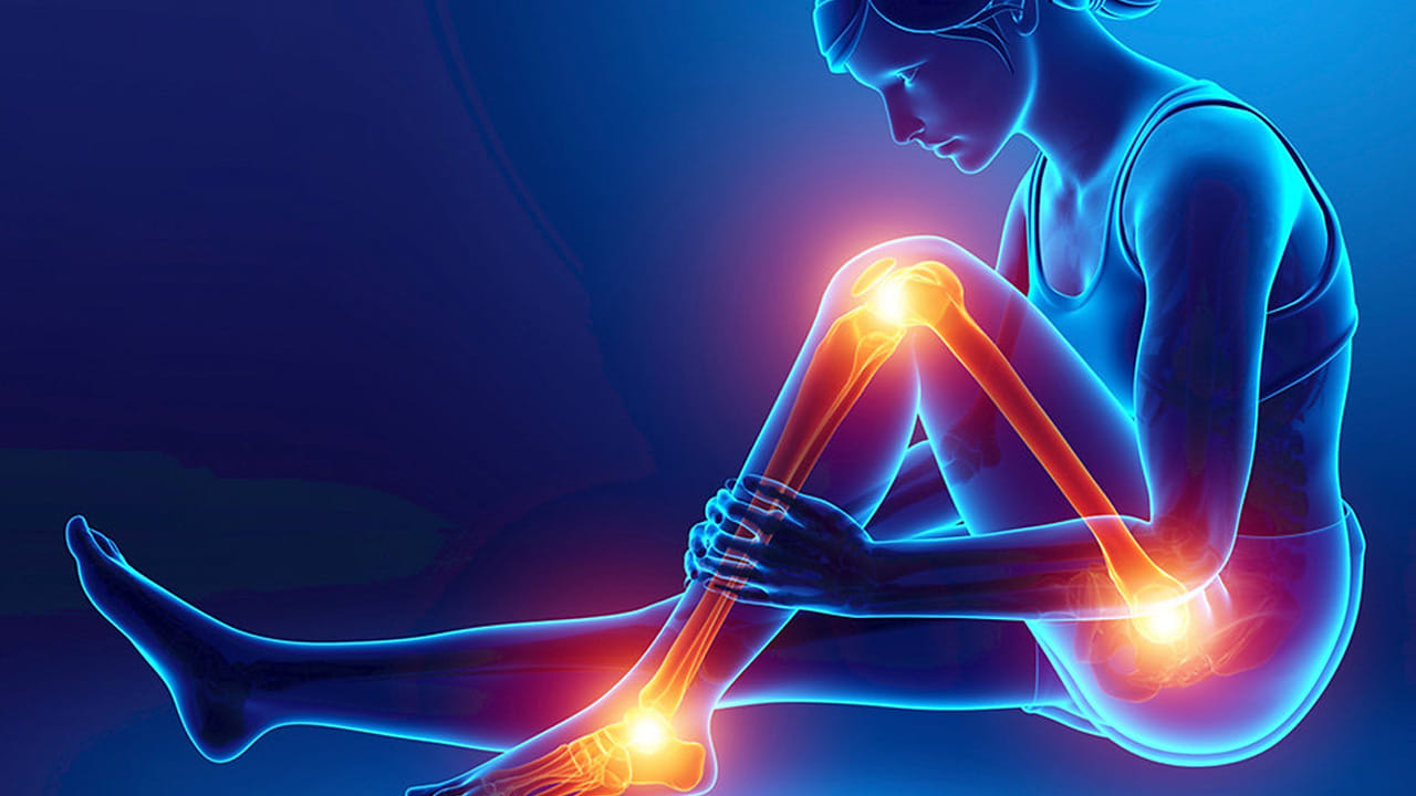 ఎముకల ఆరోగ్యం: 30 ఏళ్లు దాటిన మహిళలకు ఎముకల ఆరోగ్యం చాలా ముఖ్యం. మెనోపాజ్ తర్వాత ఈస్ట్రోజెన్ తగ్గడం వల్ల ఎముకలు వేగంగా బలహీనపడతాయి. రాగి జావ ఎముకలకు కాల్షియంను పుష్కలంగా అందిస్తుంది. ఒక గ్లాస్ పాలలో ఉండే కాల్షియం కంటే రాగి జావలో మూడు రెట్లు ఎక్కువ కాల్షియం ఉంటుంది. వారానికి రెండు, మూడు సార్లు రాగి ముద్ద లేదా రాగి జావ తీసుకోండి. నువ్వుల ఉండలు కూడా ఎముకలకు చాలా మంచివి. కాల్షియం శరీరానికి చేరాలంటే విటమిన్ డి అవసరం. రోజుకు 15-20 నిమిషాలు ఉదయం లేత ఎండలో ఉండండి. హార్మోన్ల ఉత్పత్తికి నెయ్యిలోని మంచి కొవ్వులు అవసరం. రోజుకు ఒకటి రెండు చెంచాల స్వచ్ఛమైన నెయ్యిని ఆహారంలో భాగం చేసుకోండి.