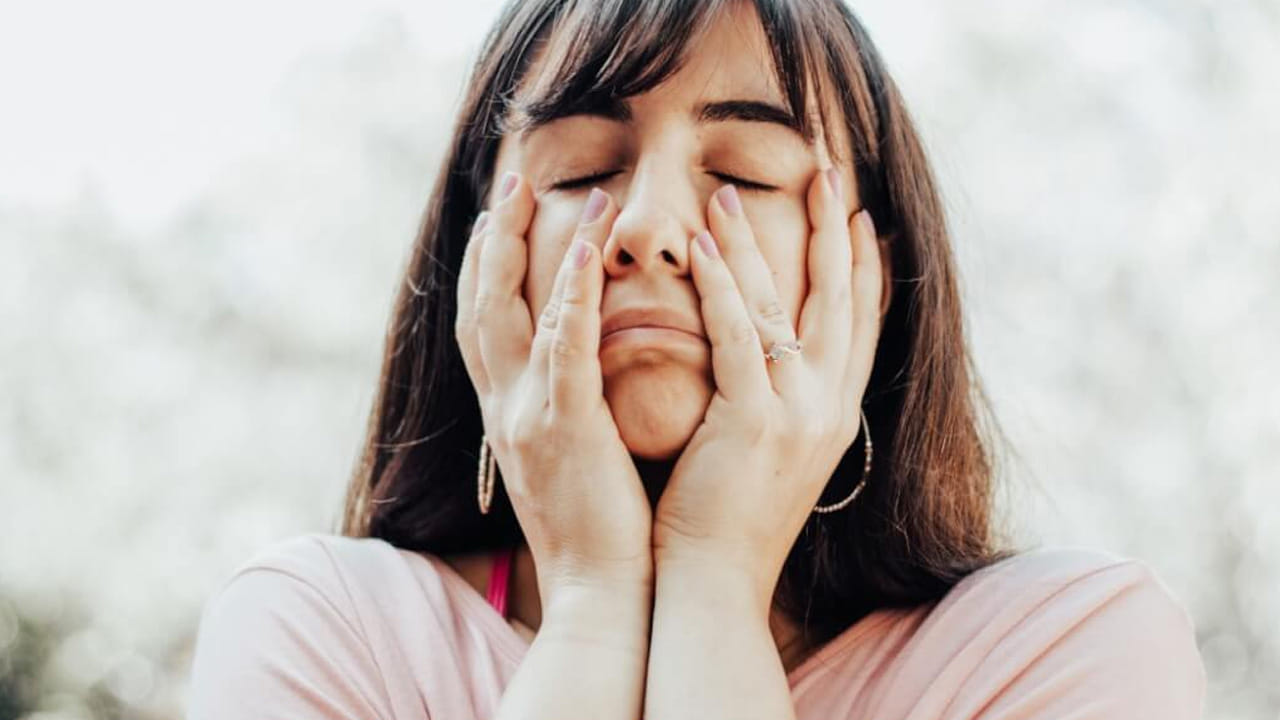 మానసిక ఆరోగ్యం మరియు ఒత్తిడి: మహిళలకు శారీరక ఆరోగ్యంతో పాటు మానసిక ఆరోగ్యం కూడా ముఖ్యమైనది. ఒత్తిడి కార్టిసాల్ అనే హార్మోన్‌ను పెంచుతుంది, ఇది బరువు తగ్గడాన్ని కష్టతరం చేసి, నెలసరి సమస్యలను తీవ్రం చేస్తుంది. ఒత్తిడిని తగ్గించడానికి మెగ్నీషియం సహాయపడుతుంది. ఇది బాదం, అరటిపండు, ఆకుకూరల్లో పుష్కలంగా దొరుకుతుంది. రోజుకు 7-8 గంటలు ప్రశాంతమైన నిద్ర, అరగంట నడక లేదా యోగాను దినచర్యలో భాగం చేసుకోండి.