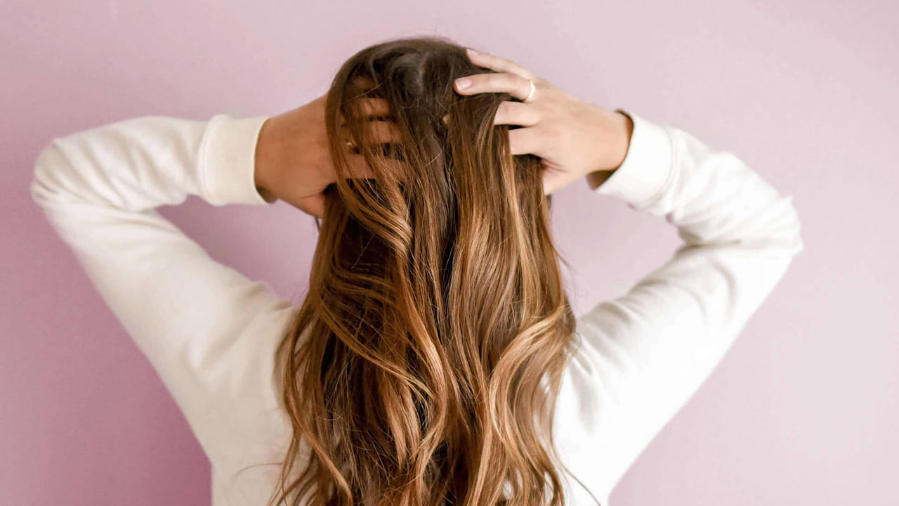 అందం మరియు జుట్టు ఆరోగ్యం: ముఖం కాంతివంతంగా, చర్మం యవ్వనంగా ఉండాలంటే రోజుకో ఉసిరికాయ తినండి. ఇందులోని విటమిన్ సి కొల్లాజెన్ ఉత్పత్తికి తోడ్పడుతుంది. జుట్టు రాలడం తగ్గాలంటే బయోటిన్ (గుడ్లు, బాదం, వాల్‌నట్స్) అవసరం. జుట్టు కెరాటిన్ అనే ప్రోటీన్‌తో తయారవుతుంది కాబట్టి, సరైన ప్రోటీన్ తీసుకోవడం ముఖ్యం. నీళ్లు తక్కువ తాగడం వల్ల చర్మం పొడిబారి, యూరినరీ ఇన్ఫెక్షన్లు వస్తాయి. రోజుకు 2.5-3 లీటర్ల నీళ్లు తాగడం అలవాటు చేసుకోండి.