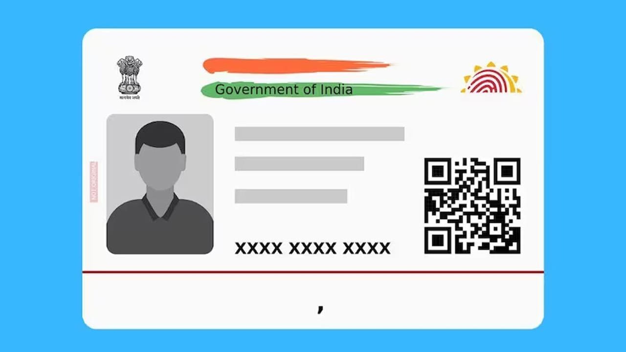 యూఐడీఏఐ నిబంధనల ప్రకారం.. ఒక మొబైల్ నెంబర్‌కు ఒకటి కంటే ఎక్కువ ఆధార్లను లింక్ చేయవచ్చు. కానీ ఇందుకు కొన్ని కండీషన్లు ఉన్నాయి. కుటుంబసభ్యుల ఆధార్ కార్డులను మాత్రమే ఒకే నెంబర్‌కు లింక్ చేయవచ్చు. చిన్నపిల్లలు, మొబైల్ వాడకం తెలియని వృద్దుల ఆధార్ కార్డులను కుటుంబసభ్యులు తమ మొబైల్ నెంబర్‌కు లింక్ చేయవచ్చు. అయితే ఒక మొబైల్ నెంబర్‌కు కేవలం 6 ఆధార్ కార్డులను మాత్రమే లింక్ చేయడానికి అనుమతి ఉంది.
