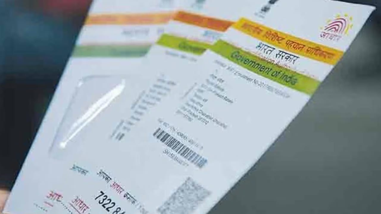 రిపోర్ట్ డెత్ ఆఫ్ ఎ ఫ్యామిలీ నంబర్ ఆప్షన్‌ను ఎంచుకొని మృతుడి వివరాలు నమోదు చేయాలి. డెత్ రిజిస్ట్రేషన్ నంబర్‌ను ఎంటర్ చేసి, సర్టిఫికెట్‌ను అప్‌లోడ్ చేస్తే సరిపోతుంది. మృతి చెందిన వ్యక్తి ఆధార్‌ కార్డ్‌ డీయాక్టివేట్‌ అవుతుంది.