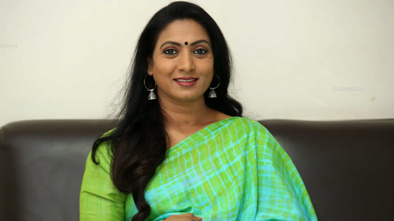 తెలుగు చిత్రసీమలో తనకంటూ ఒక ప్రత్యేక స్థానాన్ని ఏర్పరచుకున్న హీరోయిన్ ఆమని. ప్రస్తుతం 52 ఏళ్ల వయసులోనూ ఎంతో ఆరోగ్యంగా, ఉత్సాహంగా కనిపిస్తారు. తన ఈ ఆరోగ్య రహస్యం వెనుక ఉన్న క్రమశిక్షణతో కూడిన జీవనశైలిని, ఆమె ఎదుగుదలకు తోడ్పడిన కొన్ని ముఖ్య విషయాలను ఆమె వెల్లడించారు. బాల్యం నుంచే ఆరోగ్య సంరక్షణ పట్ల తనకు ఆసక్తి ఉందని, ఇది చిన్నప్పటి నుంచే అలవడిందని ఆమని చెప్పారు.