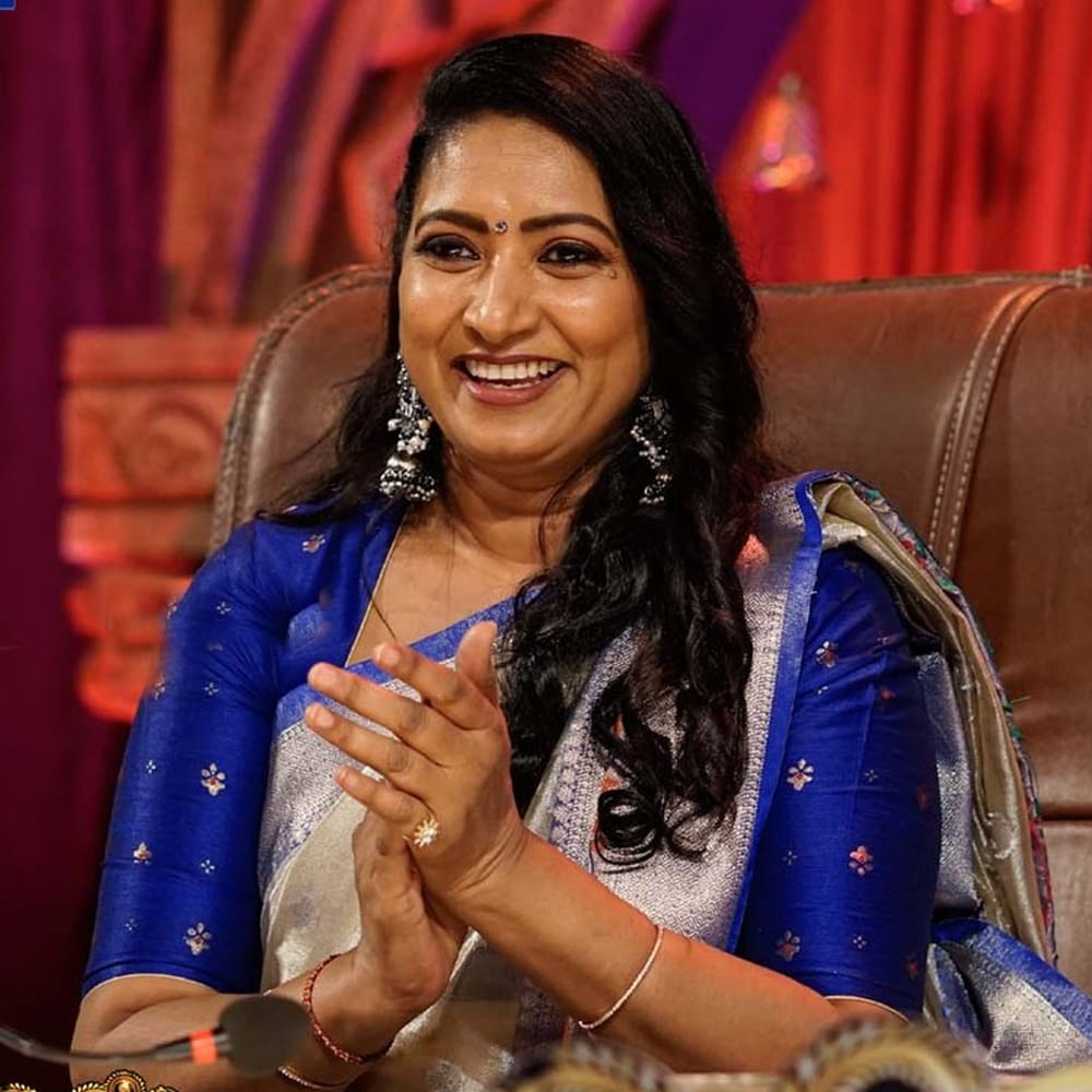 జబర్దస్త్ షో కోసం ఒక్కో ఎపిసోడ్‌కు సుమారు 2 లక్షల రూపాయల వరకు పారితోషికం అందుకున్నట్లు సమాచారం. సీనియర్ నటిగా ఆమెకున్న క్రేజ్ అనుభవానికి తగినట్లుగానే నిర్వాహకులు ఈ మొత్తాన్ని ఆఫర్ చేసినట్లు తెలుస్తోంది. అయితే ఈ విషయంపై క్లారిటీ మాత్రం రాలేదు. తానూ ఎప్పుడూ నిర్మాతలకు భారం కాకూడదని భావిస్తానని ఆమె తెలిపారు. షూటింగ్ సమయంలో అనవసరపు ఖర్చులు చేయించడం తనకు ఇష్టం ఉండదని, అందుకే ఇండస్ట్రీలో తనను 'ప్రొడ్యూసర్ ఫ్రెండ్లీ హీరోయిన్' అని పిలుస్తారని ఆమని సగర్వంగా చెప్పుకొచ్చారు.