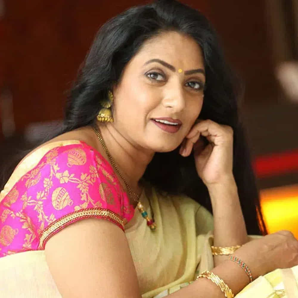 తెలుగు కే విశ్వనాథ్, దాసరి నారాయణరావు, కే రాఘవేంద్ర రావు వంటి లెజెండరీ దర్శకులతో పని చేయడం గౌరవంగా భావించారు. అయితే, చిరంజీవి, వెంకటేష్ వంటి హీరోలతో నటించే అవకాశం కోల్పోయానని, సౌందర్య చేసిన ఒక పాత్రను కూడా తాను మిస్ అయ్యానని ఆమె గుర్తు చేసుకున్నారు. తన కెరీర్ మంచి స్థితిలో ఉన్నప్పుడు పెళ్లి చేసుకోవడం వల్ల చాలా మంచి పాత్రలు కోల్పోయానని ఆమని విచారం వ్యక్తం చేశారు. సినీ నటి ఆమని తన సుదీర్ఘ సినీ ప్రయాణం, పురస్కారాలు, రెమ్యునరేషన్ విధానంపై అనేక ఆసక్తికర విషయాలను వెల్లడించారు. ఆమె తన కెరీర్ను "గోల్డెన్ పీరియడ్"గా, ఇంకా చెప్పాలంటే "ప్లాటినం పీరియడ్" అని తెలిపారు. మొదట గ్లామరస్ కథానాయికగా పేరు తెచ్చుకోవాలని ఆశించిన ఆమని, "జంబలకడిపంబ" వంటి చిత్రాలలో బబ్లీ, గ్లామరస్ పాత్రలు పోషించారు. అయితే, "మిస్టర్ పెళ్ళాం" వంటి సినిమాలలో మధ్యతరగతి గృహిణి పాత్రలతో విశేష గుర్తింపు పొందారు.