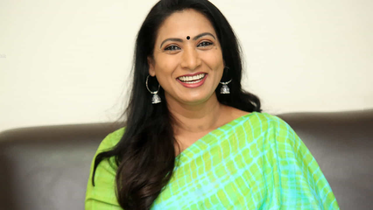 ఆమని దినచర్య ఉదయం 4 గంటలకే ప్రారంభమవుతుంది. నిద్రలేవగానే స్నానం చేసి దేవుడి పూజకు సిద్ధమవుతారు. లలితా సహస్రనామం లేదా విష్ణు సహస్రనామం పారాయణం చేస్తారు. రోజును బట్టి మంగళవారం లలితా సహస్రనామం, శనివారం విష్ణు సహస్రనామం చెప్పుకోవడం ఆమెకు అలవాటు. సమయం లేకపోతే కనీసం అష్టోత్తరమైనా చెప్పుకుంటానని, దీపం పెట్టకుండా బయటకు వెళ్ళనని ఆమె అన్నారు. ఆధ్యాత్మికత తన జీవితంలో ఒక బలహీనతగా, దేవుడి పట్ల భక్తి తనను ముందుకు నడిపిస్తుందని ఆమని పేర్కొన్నారు. పూజ చేయని రోజు ఏదో కోల్పోయినట్లు అనిపిస్తుందని ఆమె తెలిపారు.