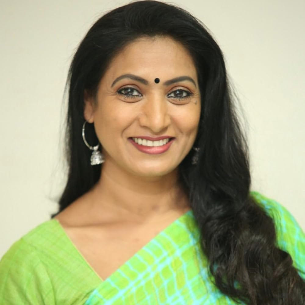 ముస్లిం వ్యక్తిని వివాహం చేసుకోవడం, మతం మారడంపై వస్తున్న వార్తలపై ఆమె స్పందిస్తూ, తనకు మతం కంటే మానవత్వం ముఖ్యమని పేర్కొన్నారు. వివాహం తర్వాత కూడా ఆమె తన హిందూ సంప్రదాయాలను, పూజలను కొనసాగిస్తున్నారని, తనపై ఎవరూ ఒత్తిడి చేయలేదని స్పష్టం చేశారు. స్వేచ్ఛ , ఎథిక్స్ అనేవి తన జీవితంలో చాలా ముఖ్యమని ఆమె అభిప్రాయపడ్డారు.