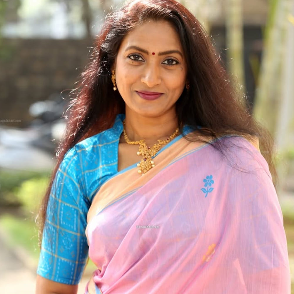 అయితే, ఆ నిర్ణయం విధి నిర్ణయంగానే జరిగిందని ఆమె భావిస్తున్నారు. డబ్బు కోసం కాకుండా, నటిగా గుర్తింపు, కీర్తి కోసమే తాను చిత్ర పరిశ్రమకు వచ్చానని ఆమె స్పష్టం చేశారు. రెమ్యునరేషన్ గురించి ఎప్పుడూ డిమాండ్ చేయలేదని, నిర్మాతలకు భారంగా ఉండకుండా ఒకే వాహనంలో ప్రయాణించేదానినని చెప్పారు. నాగార్జున వంటి నటులు తన "నిర్మాత-స్నేహపూర్వక" స్వభావాన్ని గుర్తించారని ఆమె వెల్లడించారు.