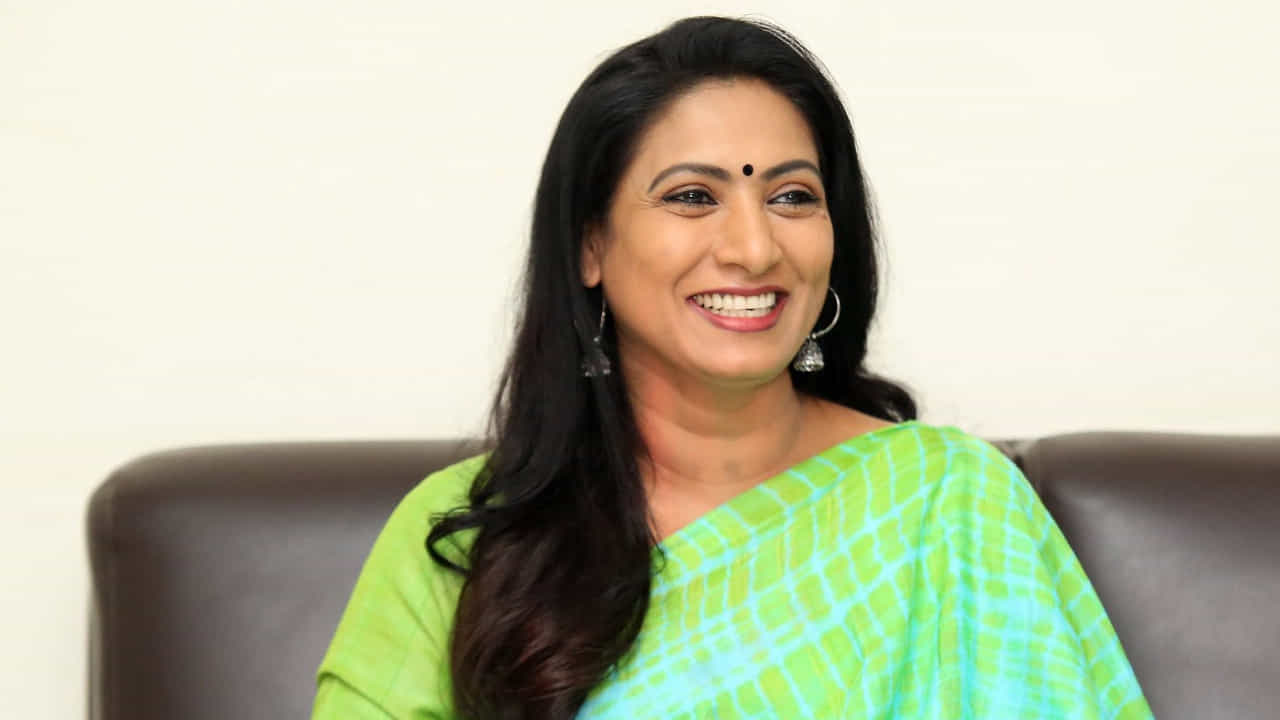 సినీ వృత్తిపరమైన క్రమశిక్షణను దివంగత దర్శకుడు ఈవీవీ గారు తన మొదటి సినిమా సమయంలోనే నేర్పించారని ఆమని గుర్తు చేసుకున్నారు. "త్వరగా పడుకో, మార్నింగ్ త్వరగా లేచి రా, త్వరగా పడుకుంటే ఫేస్ ఎప్పుడు బాగుంటది" అని ఆయన చెప్పేవారని తెలిపారు. అలాగే, ప్రొడక్షన్లో ఏదీ ఆశించవద్దని, వాళ్ళు ఇస్తేనే తీసుకోవాలని, ఒక స్థాయికి చేరుకున్నాక వాళ్ళే అన్నీ అందిస్తారని ఈవీవీ చెప్పిన పాఠాన్ని ఆమె గుర్తు చేసుకున్నారు. తనకు ఒక స్టేజ్ వచ్చాక, నిర్మాత శశి నారి సినిమాకు మంచి కంఫర్ట్ను ఇచ్చారని, అడిగినవి సమయానికి అందించారని ప్రొడక్షన్ హౌస్ను అభినందించారు.