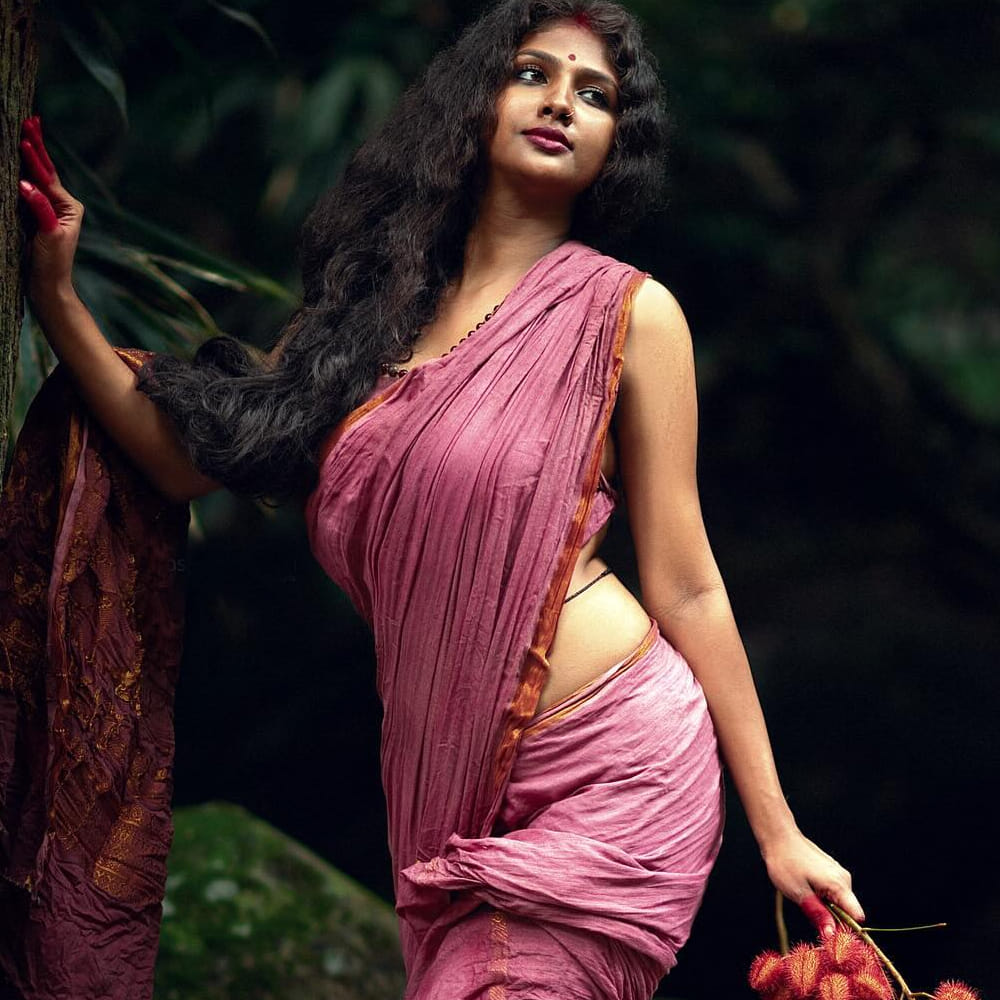 అనుకున్నట్టుగానే ఆమెను హీరోయిన్ గా పేటి శారీ అనే సినిమాను అనౌన్స్ చేశాడు. ఇక ఈ సినిమాలో ఆరాధ్య దేవి అందాలను ఓ రేంజ్ లో చూపించనున్నాడు వర్మ.. ఈ సినిమా వచ్చి పోయింది కూడా చాలా మందికి తెలియదు. నెట్టింట ఓ రేంజ్లో రెచ్చిపోయి అందాలు ఆరబోస్తుంటే నెటిజన్స్ షాక్ అవుతున్నారు.