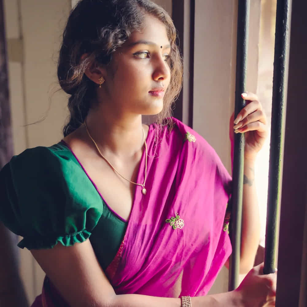 అందం అభినయం ఉన్న భామలు ఈ మధ్యకాలంలో అంతగా అవకాశాలు అందుకోలేకపోతున్నారు. కానీ ఈ చిన్నది మాత్రం తన అందంతోనే స్టార్ హీరోయిన్స్ రేంజ్లో క్రేజ్ తెచ్చుకుంది. ఇంకా మొదటి సినిమా రిలీజ్ కూడా కాలేదు అప్పుడే ఎలాంటి పాత్రైనా సరే రెడీ అంటుంది. ఇంతకూ ఆమె ఎవరో కాదు రామ్ గోపాల్ వర్మ వదిలిన బాణం ఆరాధ్యదేవి. ఈ అమ్మడి అసలు పేరు శ్రీలక్ష్మీ సతీష్.