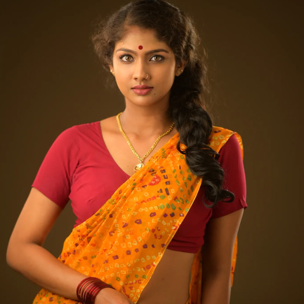 ఇక ఇప్పుడు ఎక్కడ విన్నా ఓ ముద్దుగుమ్మ పేరు వినిపిస్తుంది. ఎక్కడ చూసిన ఆమె ఫొటోలే కనిపిస్తున్నాయి. మొదటి సినిమా రిలీజ్ కూడా కాలేదు.. కానీ ఆమె ఫాలోయింగ్ , క్రేజ్ చూస్తుంటే మెంటలెక్కాల్సిందే.. అందంతో కుర్రకారును కట్టిపడేస్తుంది ఆమె.. అంతే కాదు అవకాశాలు వస్తే ఎలాంటి పాత్ర అయిన రెడీ అంటుంది.. ఇంతకూ ఆమె ఎవరో తెలుసా.?