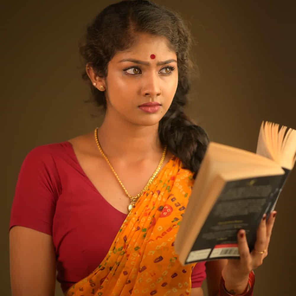 సినిమా ఇండస్ట్రీలో కొత్త హీరోయిన్స్ కు కొదవే లేదు.. సినిమా సినిమాకు ఓ కొత్త అందం ప్రేక్షకులను పలకరిస్తూనే ఉంది. ఇప్పటికే ఇతర బాషలనుంచి చాలా మంది హీరోయిన్స్ మనదగ్గర సినిమాలు చేసి క్రేజ్ తెచ్చుకుంటున్నారు. అలాగే కొత్త భామలు కూడా బాగానే అవకాశాలు అందుకుంటున్నారు.