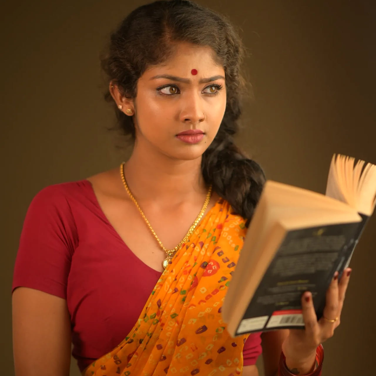 సినిమా ఇండస్ట్రీలో కొత్త హీరోయిన్స్ కు కొదవే లేదు.. సినిమా సినిమాకు ఓ కొత్త అందం ప్రేక్షకులను పలకరిస్తూనే ఉంది. ఇప్పటికే ఇతర బాషలనుంచి చాలా మంది హీరోయిన్స్ మనదగ్గర సినిమాలు చేసి క్రేజ్ తెచ్చుకుంటున్నారు. అలాగే కొత్త భామలు కూడా బాగానే అవకాశాలు అందుకుంటున్నారు.