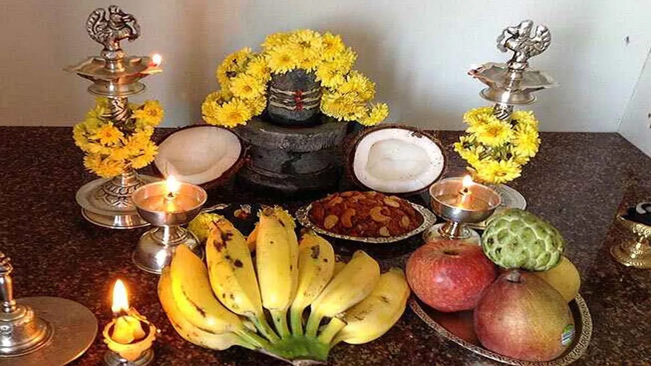 
ఇలా మొత్తం 14 సార్లు హారతి ఇవ్వడం సంప్రదాయంగా చెప్పబడుతుంది. ఈ సంఖ్యను 14 లోకాల ప్రతీకగా భావిస్తారు. అంటే భగవంతునికి సమస్త లోకాల సమర్పణ భావంతో భక్తిని అంకితం చేయడమే దీని అంతరార్థం.

పూజ అనంతరం చదివే క్షమాపణ శ్లోకం..
పూజలో మనకు తెలియక తప్పులు జరిగే అవకాశం ఉంటుంది. మంత్రోచ్ఛారణలో గానీ, విధివిధానాల్లో గానీ లోపాలు రావచ్చు. అలాంటి సందర్భాల్లో పూజ ముగిసిన తర్వాత భగవంతుని ముందు నమస్కరించి క్షమాపణ కోరడం ఆనవాయితీ. 
ఈ సందర్భంలో ఒక ప్రసిద్ధ భావార్థ శ్లోకాన్ని పఠిస్తారు:
