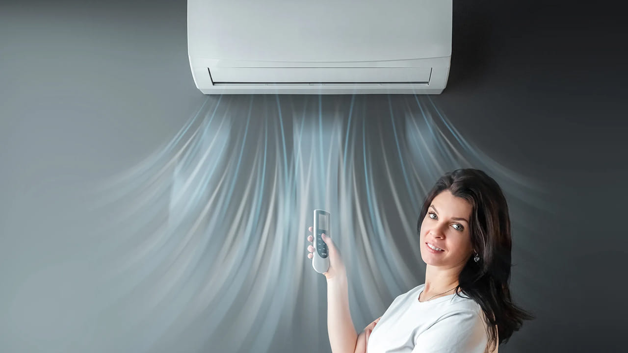 తెలుగు రాష్ట్రాల్లో ఎండ తీవ్రత పెరుగుతున్న క్రమంలో జనాలు ఇళ్లల్లోనే ఉంటున్నారు. అవసరమైతే తప్ప మధ్యాహ్నం వేళల్లో బయటకు రావడం లేదు. అయితే ఎండ ప్రభావం నుంచి తప్పించుకునేందుకు ఇళ్లల్లో ఏసీలు ఎక్కువగా వాడుతున్నారు. సమ్మర్ క్రమంలో ఏసీల కొనుగోళ్లు కూడా పెరుగుతున్నాయి. అయితే ఇంట్లో ఏసీని పెట్టుకున్నప్పుడు అవుట్ డోర్ యూనిట్ నీడలో ఉంచాలా..? లేదా ఎండలో ఉంచాలా? అనే డౌట్ చాలామందికి ఉంటుంది. ఎక్కడ ఉంచితే ఎక్కువ చల్లదనం వస్తుందనేది చూద్దాం.