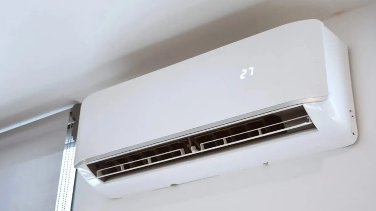 ఇంకా ఏసీని దీర్ఘకాలం ఉపయోగించకుండా వదిలేసిన తర్వాత నేరుగా ఆన్ చేయడం వల్ల పనితీరు తగ్గి విద్యుత్ వినియోగం పెరిగే అవకాశం ఉంటుంది. అందుకే వేసవి ప్రారంభానికి ముందు సర్వీసింగ్ చేయించడం చాలా ముఖ్యం. యంత్రంలో పేరుకుపోయిన దుమ్ము, ధూళి కారణంగా ఏసీ ఎక్కువగా పనిచేయాల్సి వస్తుంది.