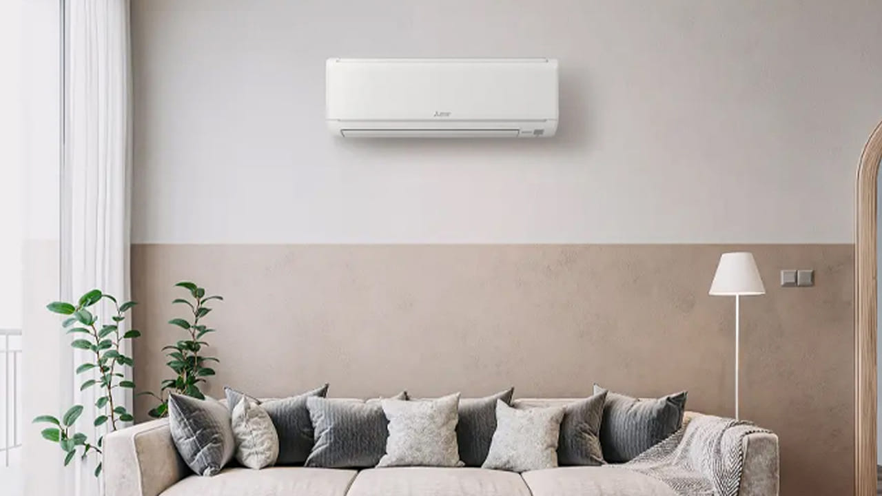 గది పరిమాణాన్ని బట్టి ఏసీని ఎంచుకోవడం చాలా ముఖ్యం. ప్రస్తుతం మార్కెట్లో ఉన్న ఇన్వర్టర్ టెక్నాలజీ, 5-స్టార్ రేటింగ్ ఉన్న ఏసీలు విద్యుత్ ఆదా చేయడంలో మెరుగ్గా పనిచేస్తాయి. ఉదాహరణకు, ఒక ఆధునిక 1.5 టన్ ఇన్వర్టర్ ఏసీని రోజుకు 8 గంటలు వాడితే, అది సగటున రోజుకు 3 నుంచి 5 యూనిట్ల విద్యుత్తును మాత్రమే వినియోగిస్తుంది. ఇన్వర్టర్ ఏసీలు గది చల్లబడిన తర్వాత తక్కువ శక్తితో పనిచేయడమే దీనికి కారణం.