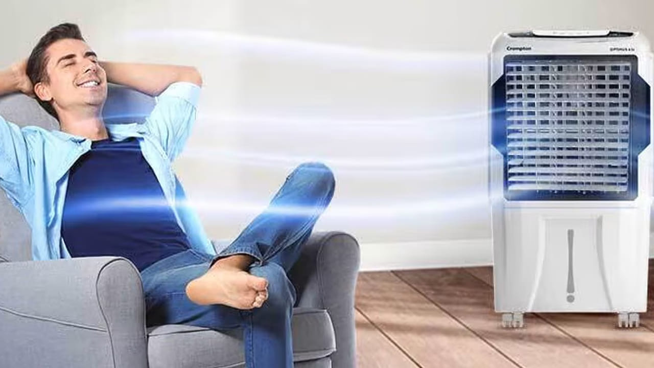 అయితే ఏసీ ఉంటే మంచిదా..? ఎయిర్ కూలర్ సరిపోతుందా? అనే ప్రశ్న చాలామందికి ఉంటుంది. వాతావరణ పరిస్థితులు ప్రాంతాలను బట్టి మారుతూ ఉంటాయి. ఒక్కొ ప్రాంతంలో ఒక్కోలా వాతావరణం ఉంటుంది. దీంతో స్థానిక వాతావరణ పరిస్థితులను బట్టి ఏసీనా లేదా కూలర్ సరిపోతుందా? అనేది ఎంచుకోవాలని నిపుణులు చెబుతున్నారు. కూలర్ ఫ్యాన్, వాటర్ మోటార్‌తో పనిచేస్తుంది. అదే ఏసీ కంప్రెసర్, గ్యాస్, పూర్తి రిఫ్రిజిరేషన్ వ్యవస్థను ఉపయోగిస్తుంది.
