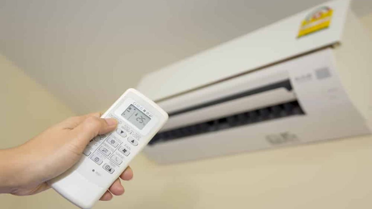 ఎండల తీవ్రత పెరుగుతున్న నేపథ్యంలో ఇళ్లలో, కార్యాలయాల్లో ఎయిర్ కండిషనర్ (ఏసీ) వినియోగం గణనీయంగా పెరిగింది. అయితే అనుకోకుండా రిమోట్ పోయినప్పుడు లేదా పనిచేయకపోతే ఏసీని ఎలా ఆన్ చేయాలనే సందేహం చాలా మందికి ఎదురవుతుంది. ఈ సమస్యకు సులభమైన పరిష్కారాలు ఉన్నాయి.
