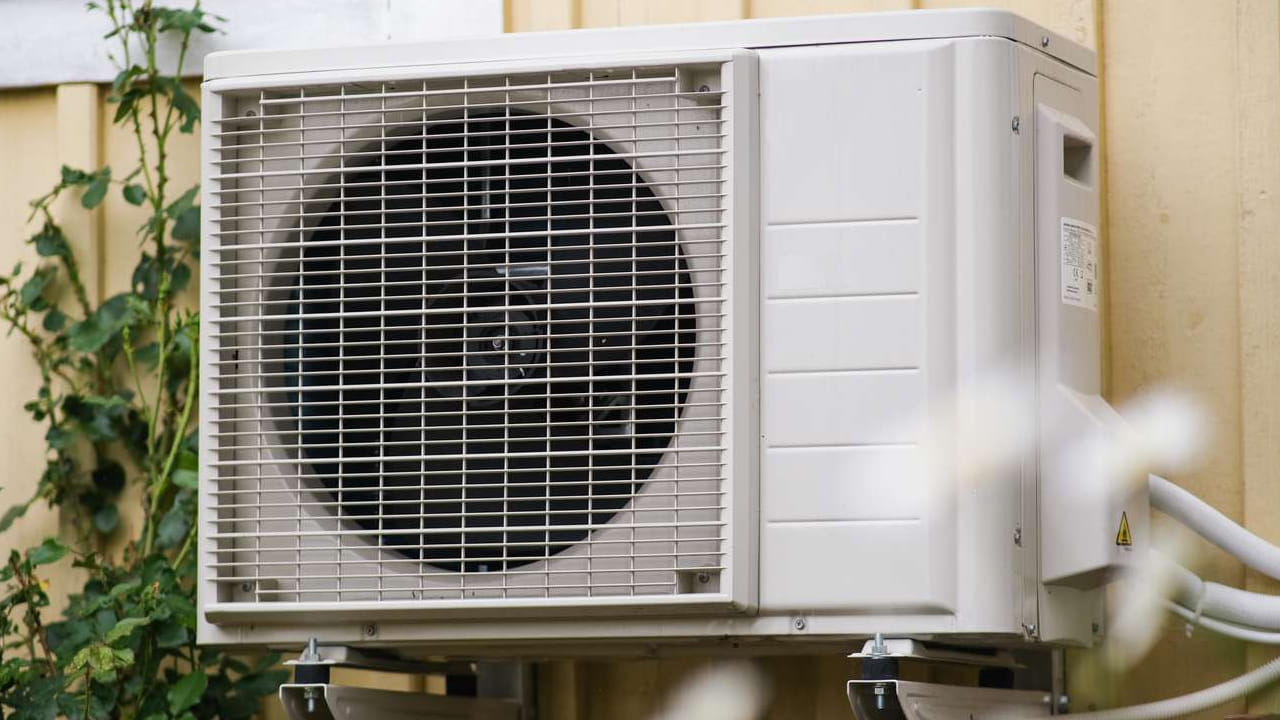 ఇక అవుట్ డోర్ యూనిట్ అనేది గదిలోని వేడిని గ్రహించి బయటకు పంపుతుంది. మీరు నీడలో ఉంచడం వల్ల కండెన్సర్ కాయిల్స్ చల్లగా ఉంటాయి. కంప్రెసర్‌పై ఒత్తిడి తగ్గి విద్యుత్‌ను ఆదా చేస్తోంది. అంతేకాకుండా గదిని త్వరగా చల్లగా చేస్తుంది. అదే ఎండలో ఉంటే గదిలోని వేడిని తొలగించడానికి ఎక్కువ సమయం తీసుకోవడం వల్ల మీకు కరెంట్ బిల్లు ఎక్కువగా వస్తుందని నిపుణులు చెబుతున్నారు. 
