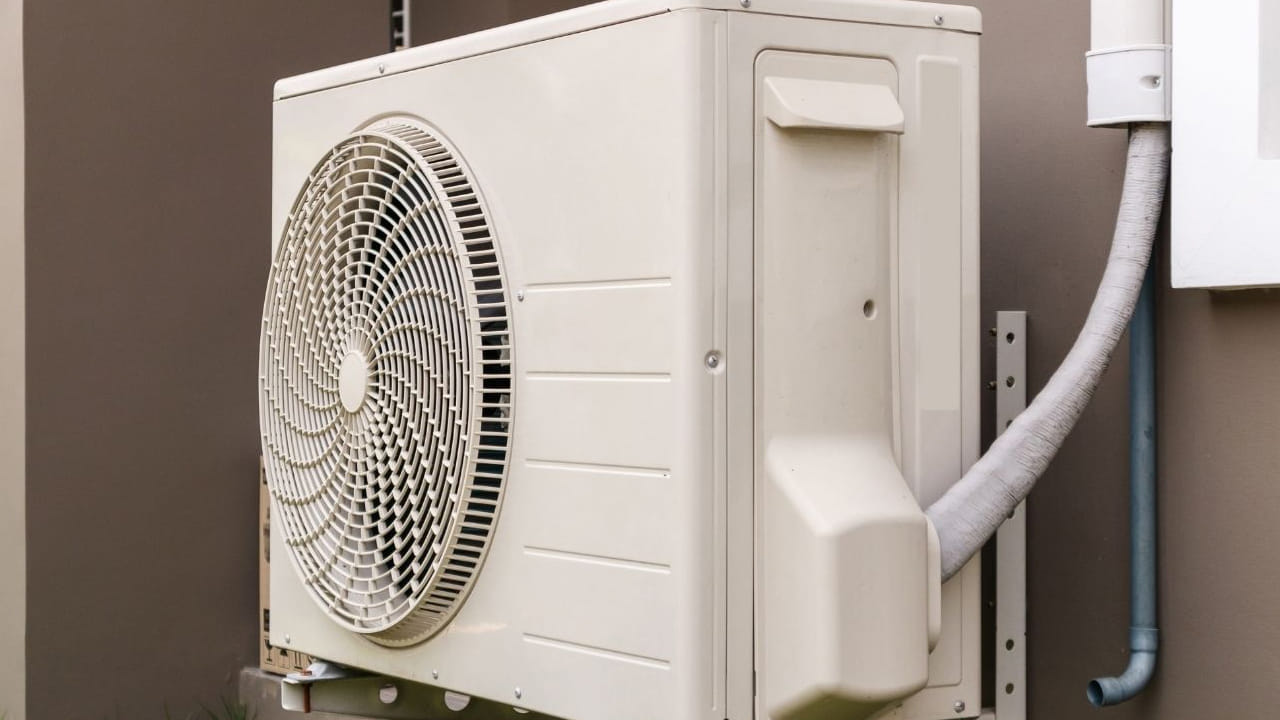 ఇక ఎండలో ఉంచడం వల్ల కంప్రెసర్ సామర్థ్యం అనేది తగ్గిపోతుంది. దానిపై ఎండ పడటం వల్ల కంప్రెసర్ భాగాలు దెబ్బతింటాయి. దీని వల్ల అవుట్ డోర్ యూనిట్ జీవితకాలం అనేది తగ్గిపోతుంది. కంప్రెసర్ అనేది అత్యంత ముఖ్యమైన భాగం. అదే నీడలో ఉంచడం వల్ల కంప్రెసర్ ఎక్కువకాలం పనిచేస్తుంది. నీడలో ఉంచడం వల్ల దాదాపు 3 నుంచి 5 సంవత్సరాలు ఎక్కువకాలం పనిచేస్తుందని నిపుణులు చెబుతున్నారు.