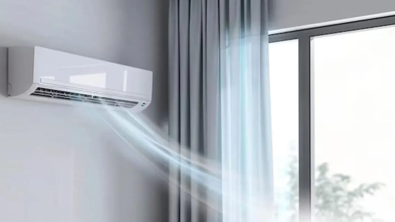 ఏసీ కొనేముందే దాని స్టార్ రేటింగ్, అది ఏడాదికి ఎన్ని యూనిట్ల విద్యుత్తును వినియోగిస్తుందో తెలిపే లేబుల్‌ను గమనించాలి. తక్కువ విద్యుత్ వినియోగించే మోడళ్లను ఎంచుకోవడం ద్వారా దీర్ఘకాలంలో భారీ కరెంటు బిల్లుల నుంచి తప్పించుకోవచ్చు. సరైన నిర్వహణ, సరైన ఉష్ణోగ్రత (24-25 డిగ్రీలు) వద్ద ఏసీని వాడటం వల్ల బిల్లును మరింత తగ్గించుకోవచ్చు.