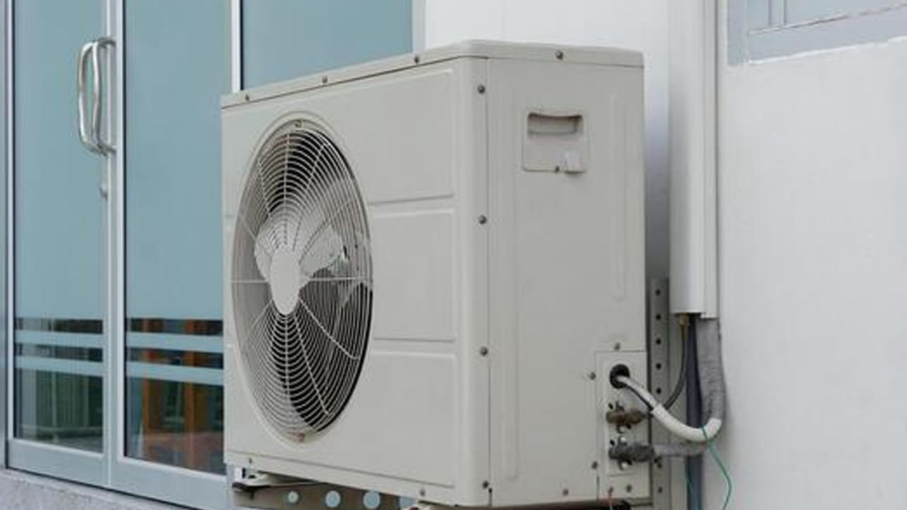 ఇక అవుట్ డోర్ యూనిట్‌ను ఇరుకుగా ఉన్న ప్రదేశంలో పెట్టకూడదు. దాని చుట్టూ 1 నుంచి 2 అడుగుల స్థలం ఉంది. వెంటిలేషన్ ఉన్న ప్రదేశంలో పెట్టుకోవాలి. వెంటిలేషన్ లేకపోతే అది విడుదల చేసే గాలిని అదే పీల్చుకుంటుంది. దీని వల్ల కూలింగ్ సామర్థ్యం అనేది తగ్గుతుంది. అందుకే ఖాళీ ప్రదేశంలో బిగించుకోవడం మంచిదని నిపుణులు చెబుతున్నారు. ఇరుకు ప్రదేశాల్లో పెడితే నష్టం జరుగుతుందని అంటున్నారు. 